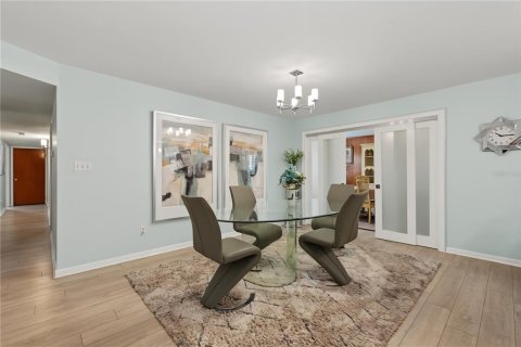 House in Brandon, Florida 4 bedrooms, 208.57 sq.m. № 2287875 - photo 20
