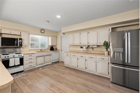 House in Brandon, Florida 4 bedrooms, 208.57 sq.m. № 2287875 - photo 8
