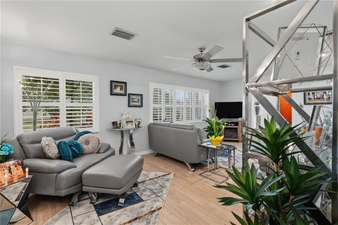 House in Brandon, Florida 4 bedrooms, 208.57 sq.m. № 2287875 - photo 6