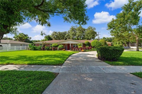 House in Brandon, Florida 4 bedrooms, 208.57 sq.m. № 2287875 - photo 2