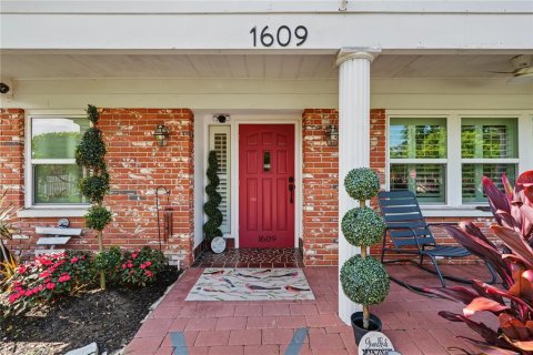 House in Brandon, Florida 4 bedrooms, 208.57 sq.m. № 2287875 - photo 3