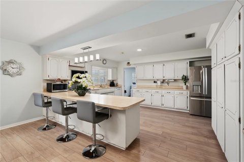 House in Brandon, Florida 4 bedrooms, 208.57 sq.m. № 2287875 - photo 14