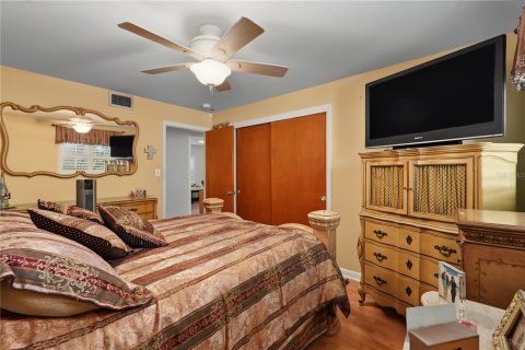 House in Brandon, Florida 4 bedrooms, 208.57 sq.m. № 2287875 - photo 30