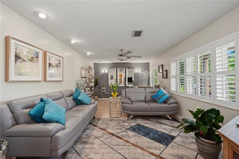 House in Brandon, Florida 4 bedrooms, 208.57 sq.m. № 2287875 - photo 4