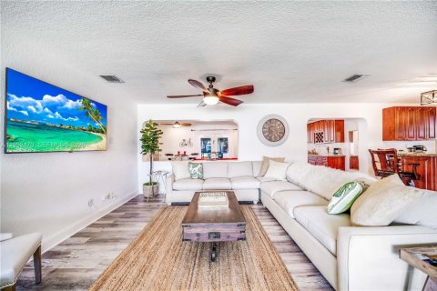 House in Pompano Beach, Florida 4 bedrooms, 163.14 sq.m. № 2006683 - photo 13