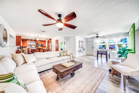 House in Pompano Beach, Florida 4 bedrooms, 163.14 sq.m. № 2006683 - photo 11