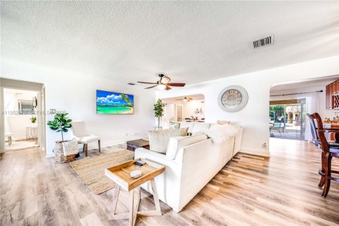 House in Pompano Beach, Florida 4 bedrooms, 163.14 sq.m. № 2006683 - photo 12