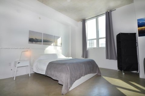Condo in Miami, Florida, 1 bedroom  № 1932463 - photo 3