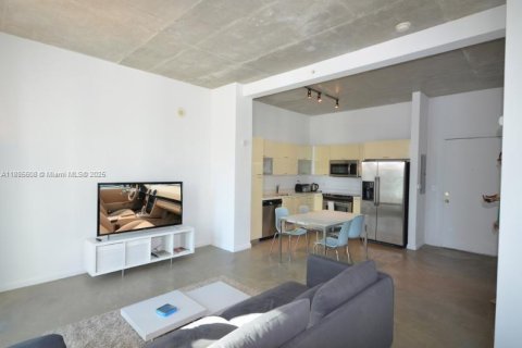 Condo in Miami, Florida, 1 bedroom  № 1932463 - photo 2