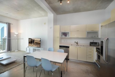 Condo in Miami, Florida, 1 bedroom  № 1932463 - photo 1