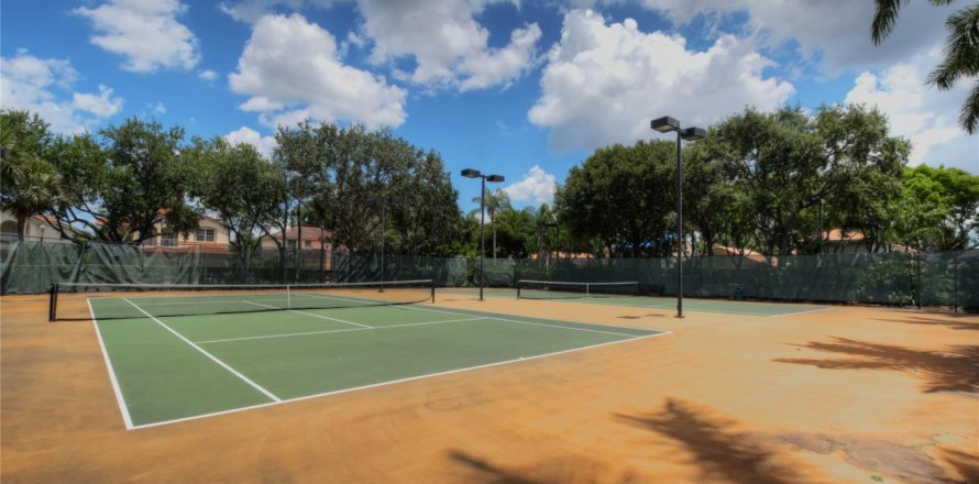 Villa ou maison à Hollywood, Floride 3 chambres, 147.71 m2 № 1223320