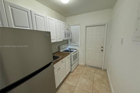 Condo in Miami, Florida, 2 bedrooms № 1863067 - photo 10