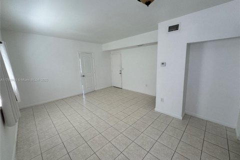 Condo in Miami, Florida, 2 bedrooms № 1863067 - photo 4