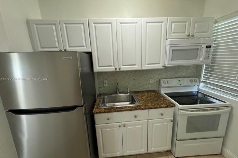 Condo in Miami, Florida, 2 bedrooms № 1863067 - photo 11