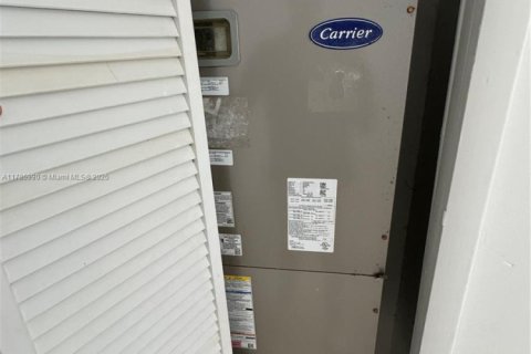 Condo in Miami, Florida, 2 bedrooms № 1863067 - photo 6