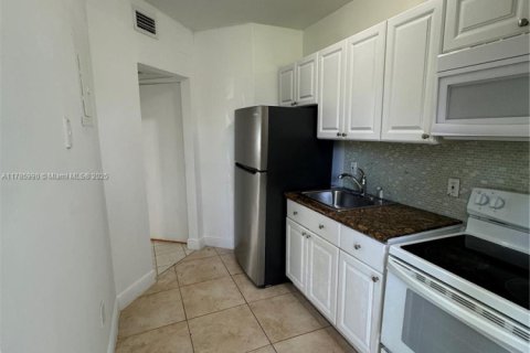 Condo in Miami, Florida, 2 bedrooms № 1863067 - photo 12