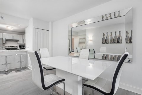 Condo in Miami Beach, Florida  № 2022966 - photo 4