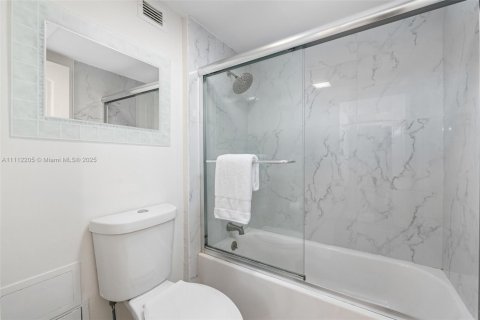 Condo in Miami Beach, Florida  № 2022966 - photo 13