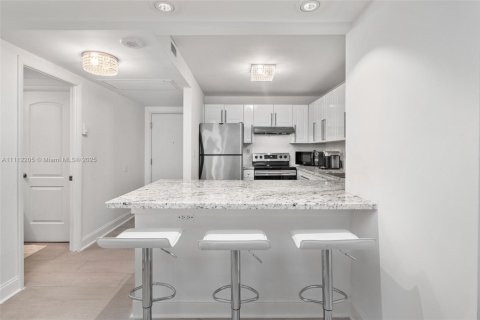 Condo in Miami Beach, Florida  № 2022966 - photo 10