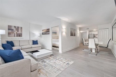 Condo in Miami Beach, Florida  № 2022966 - photo 5