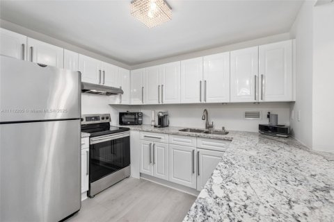 Condo in Miami Beach, Florida  № 2022966 - photo 3