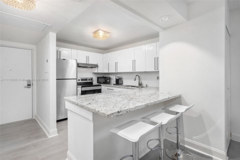 Condo in Miami Beach, Florida  № 2022966 - photo 7