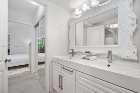 Condo in Miami Beach, Florida  № 2022966 - photo 15