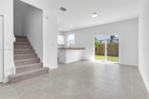 Снять в аренду таунхаус в Хомстед, Флорида 3 спальни, 138.33м2, № 1961212 - фото 8