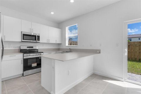 Снять в аренду таунхаус в Хомстед, Флорида 3 спальни, 138.33м2, № 1961212 - фото 10