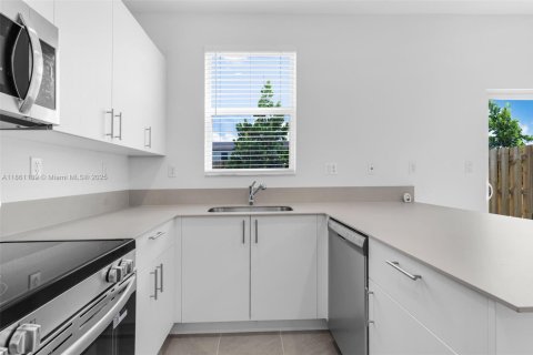 Снять в аренду таунхаус в Хомстед, Флорида 3 спальни, 138.33м2, № 1961212 - фото 11