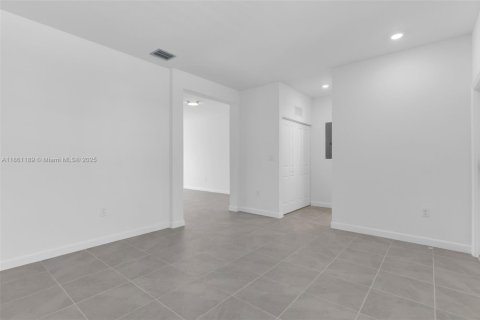 Снять в аренду таунхаус в Хомстед, Флорида 3 спальни, 138.33м2, № 1961212 - фото 3