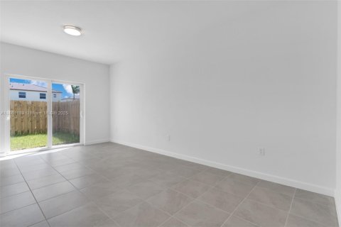 Снять в аренду таунхаус в Хомстед, Флорида 3 спальни, 138.33м2, № 1961212 - фото 7