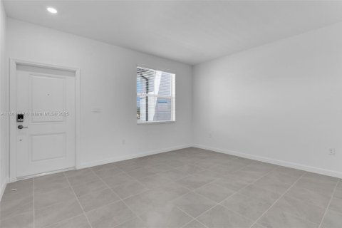 Снять в аренду таунхаус в Хомстед, Флорида 3 спальни, 138.33м2, № 1961212 - фото 4