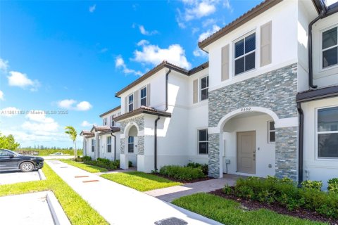 Снять в аренду таунхаус в Хомстед, Флорида 3 спальни, 138.33м2, № 1961212 - фото 2