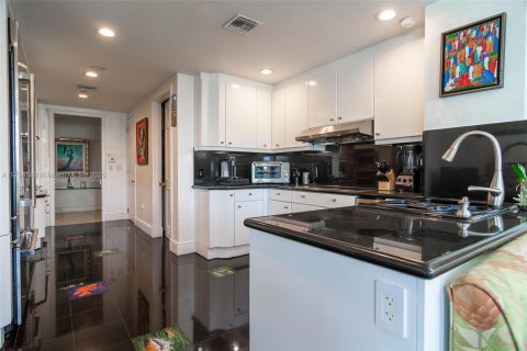 Снять в аренду кондоминиум в Майами-Бич, Флорида 3 спальни, 291.71м2, № 1985354 - фото 9