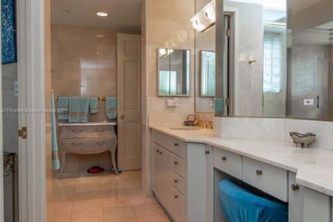 Снять в аренду кондоминиум в Майами-Бич, Флорида 3 спальни, 291.71м2, № 1985354 - фото 24