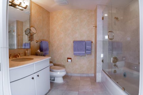 Снять в аренду кондоминиум в Майами-Бич, Флорида 3 спальни, 291.71м2, № 1985354 - фото 15