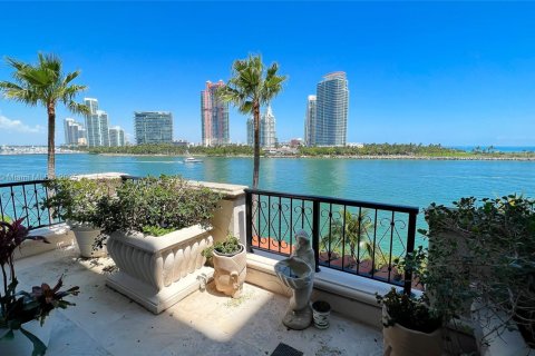 Снять в аренду кондоминиум в Майами-Бич, Флорида 3 спальни, 291.71м2, № 1985354 - фото 2