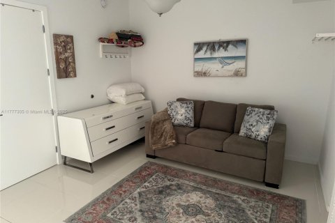 Condo in Doral, Florida, 1 bedroom  № 1963040 - photo 12