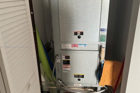 Condo in Doral, Florida, 1 bedroom  № 1963040 - photo 13