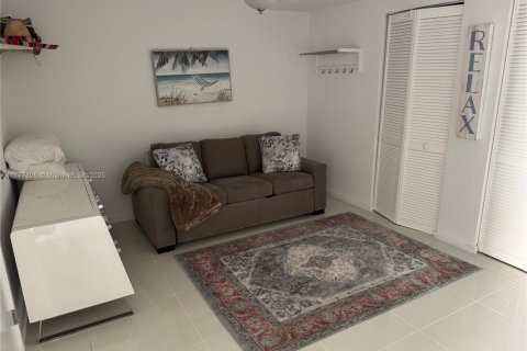 Condo in Doral, Florida, 1 bedroom  № 1963040 - photo 11