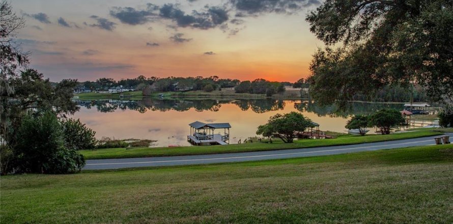 House in Eustis, Florida 4 bedrooms, 373.37 sq.m. № 1512578