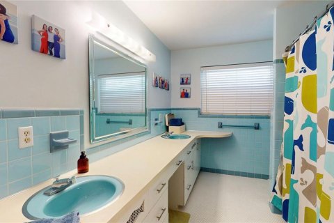 House in Eustis, Florida 4 bedrooms, 373.37 sq.m. № 1512578 - photo 15