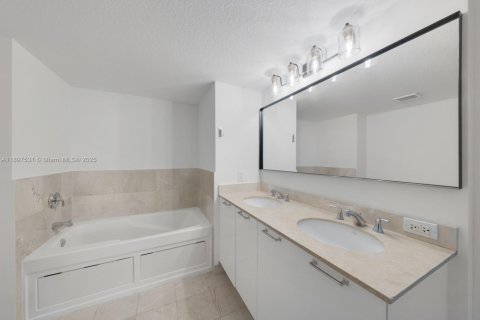 Copropriété à vendre à Miami, Floride: 1 chambre, 101.73 m2 № 1949103 - photo 17
