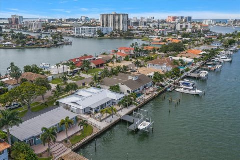 House in Clearwater, Florida 4 bedrooms, 258.27 sq.m. № 2399250 - photo 15