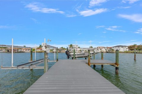 House in Clearwater, Florida 4 bedrooms, 258.27 sq.m. № 2399250 - photo 4