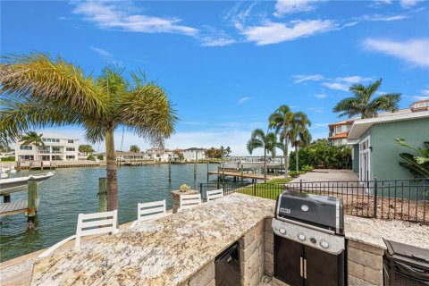 House in Clearwater, Florida 4 bedrooms, 258.27 sq.m. № 2399250 - photo 5