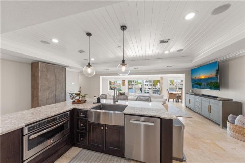 House in Clearwater, Florida 4 bedrooms, 258.27 sq.m. № 2399250 - photo 14
