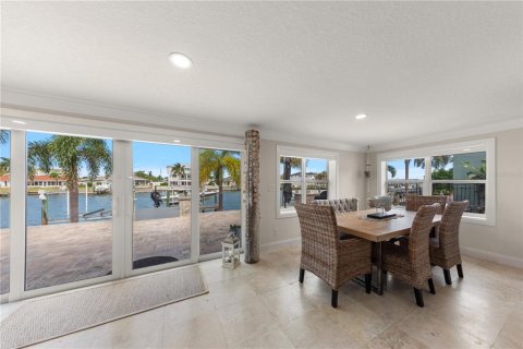 House in Clearwater, Florida 4 bedrooms, 258.27 sq.m. № 2399250 - photo 8