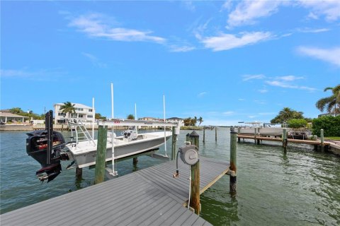 House in Clearwater, Florida 4 bedrooms, 258.27 sq.m. № 2399250 - photo 29